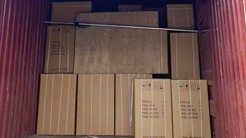 30升35升液氮罐在裝車，發(fā)貨新加坡