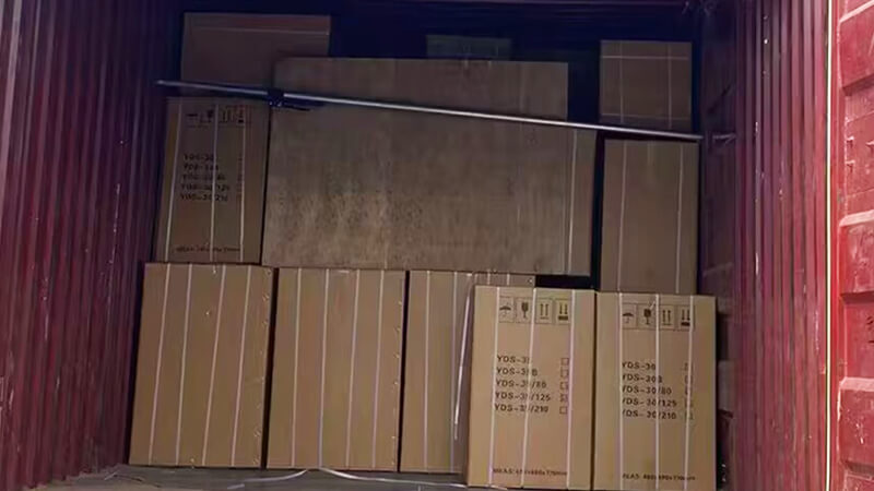 30升35升液氮罐出口裝車，發(fā)往新加坡
